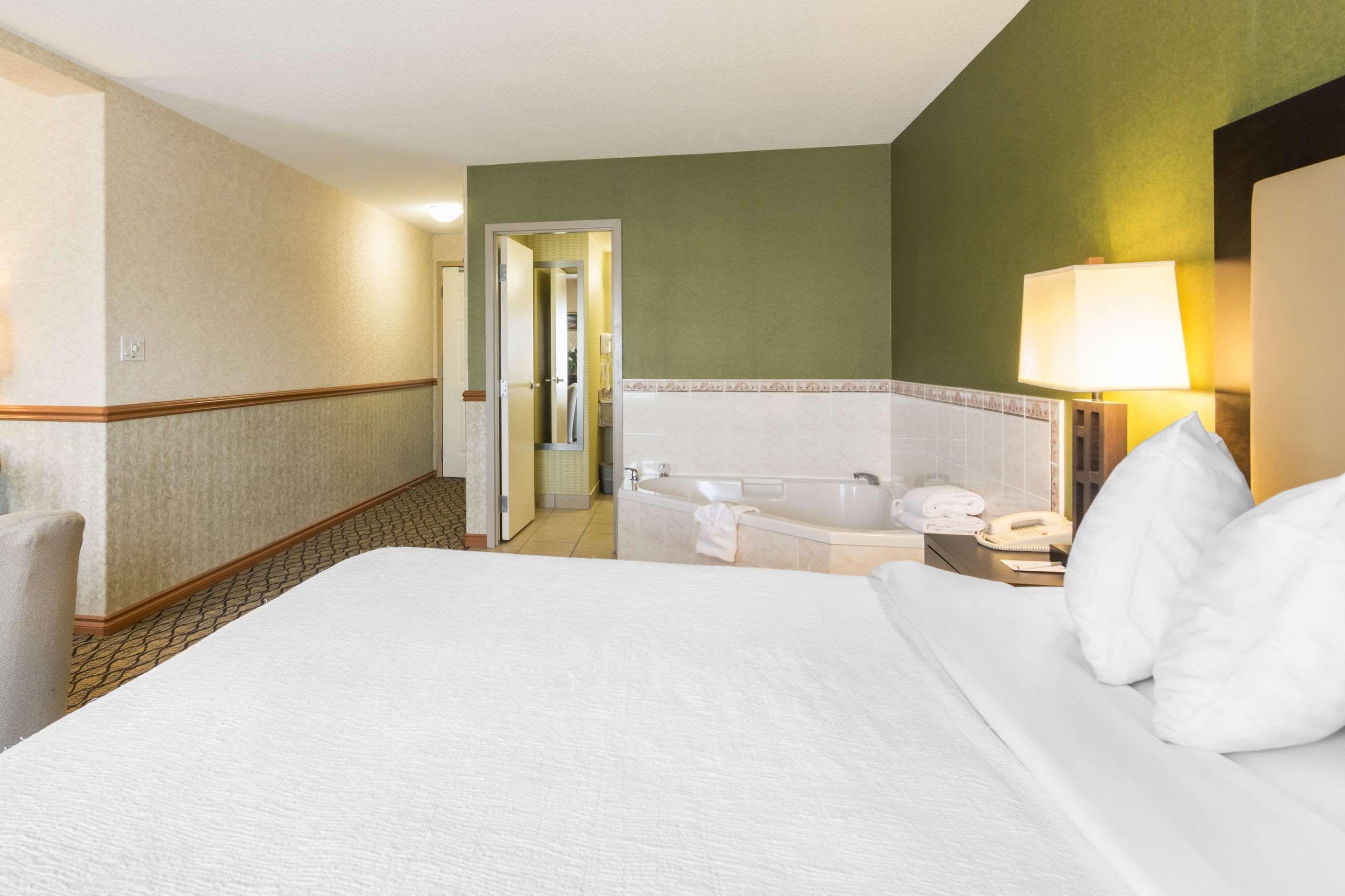 Clarion Hotel & Conference Centre Шърууд парк Екстериор снимка