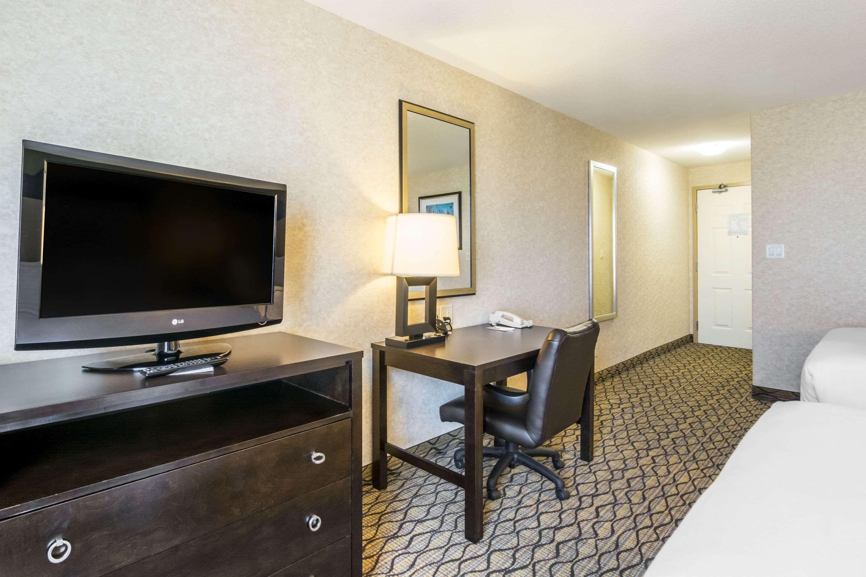 Clarion Hotel & Conference Centre Шърууд парк Екстериор снимка