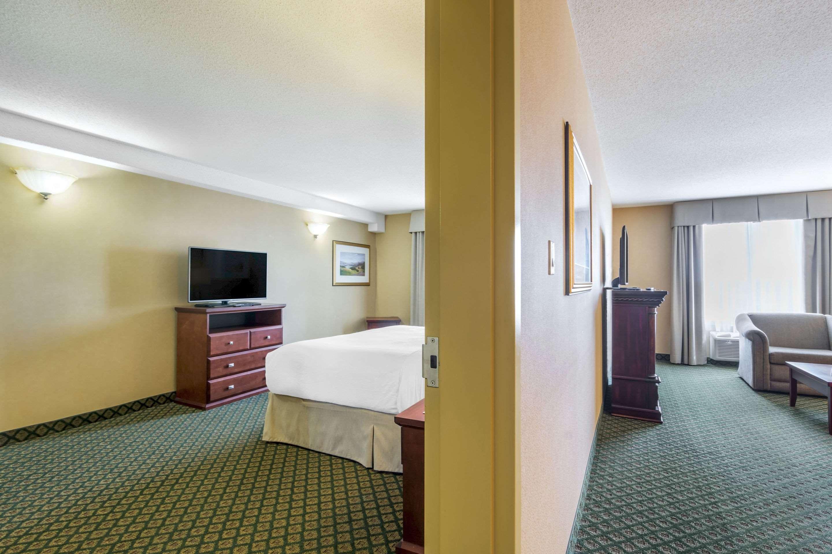 Clarion Hotel & Conference Centre Шърууд парк Екстериор снимка