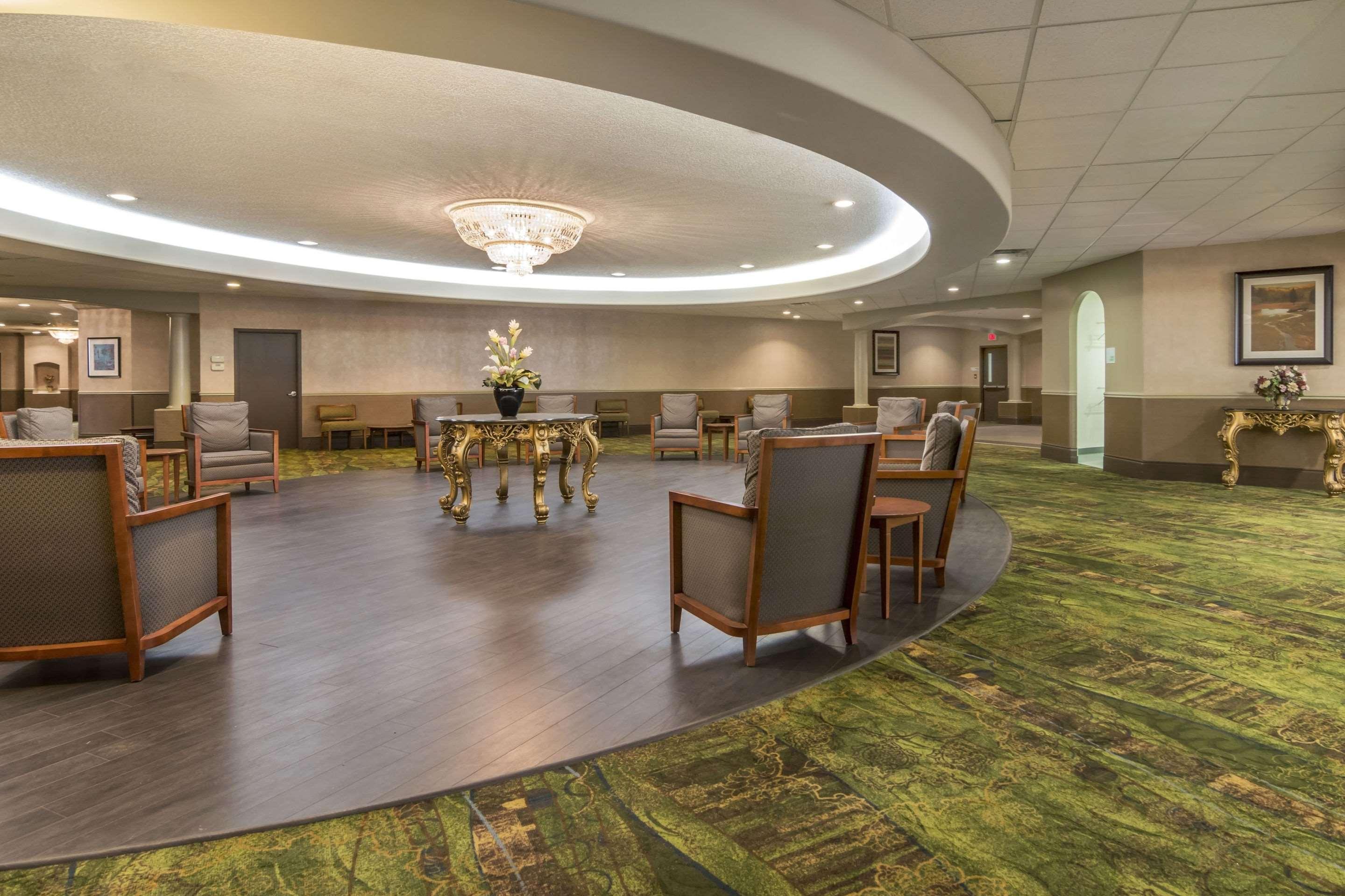 Clarion Hotel & Conference Centre Шърууд парк Екстериор снимка