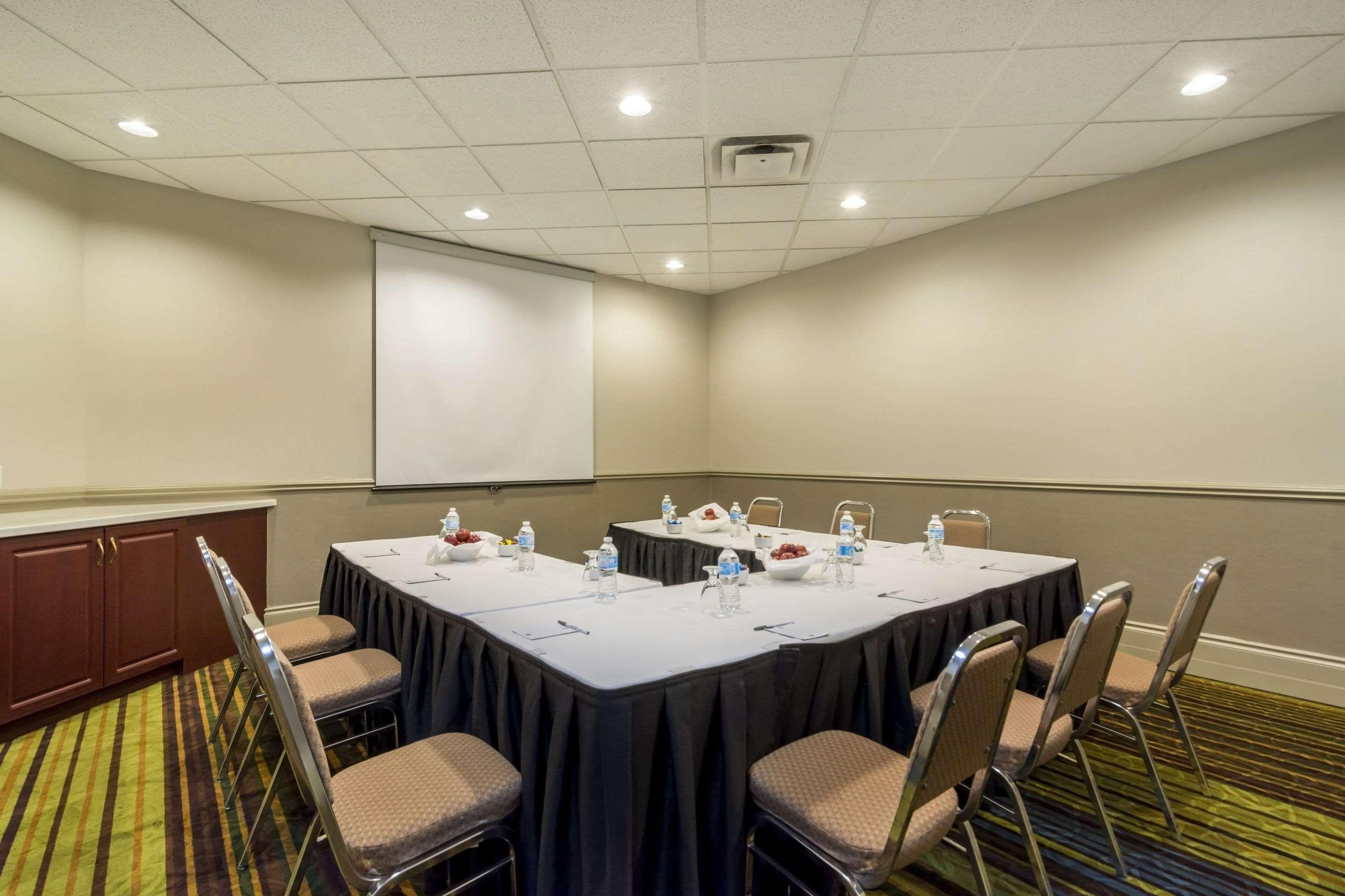 Clarion Hotel & Conference Centre Шърууд парк Екстериор снимка